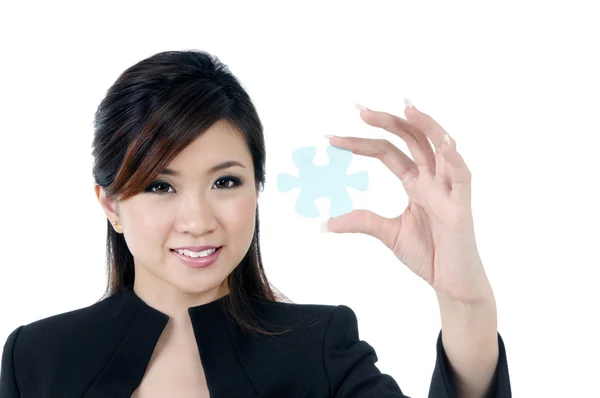 Attraente donna d'affari con puzzle in mano — Foto Stock