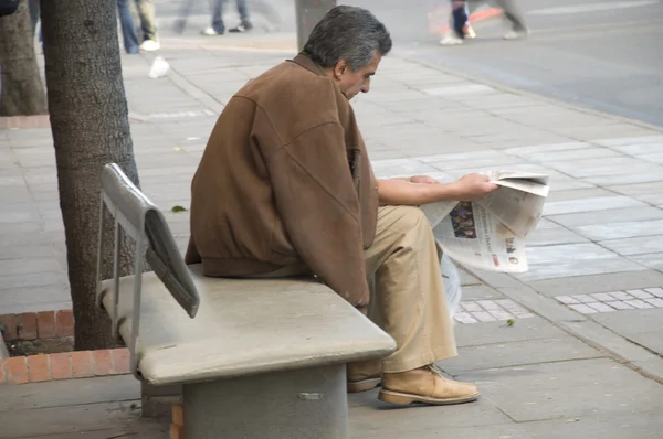 Homem lendo a imprensa — Fotografia de Stock