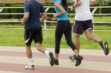 Atletizm yolda çalışan yetişkin adam