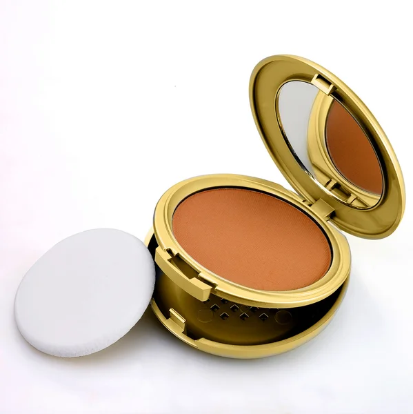 Bruin poeder make-up gouden metalen doos geïsoleerd op wit — Stockfoto