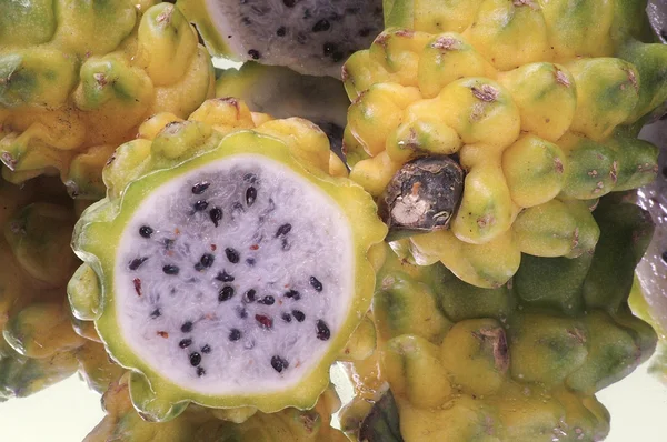 Draken frukt, dragon frukt, pitaya isolerad på vit bakgrund. — Stockfoto