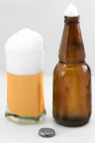 玻璃啤酒瓶白色背景 — 图库照片