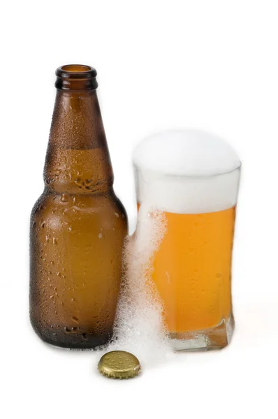 Glas-Bierflasche mit weißem Hintergrund — Stockfoto