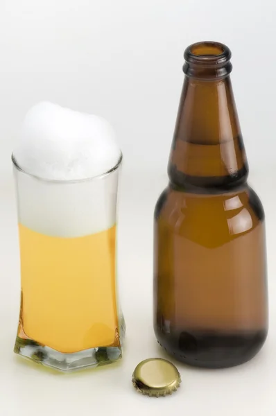 白い背景とガラス ビール瓶 — ストック写真