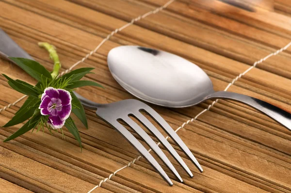 水稻勺子和叉子和白花 — 图库照片