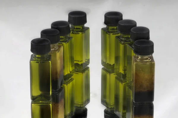 Flaskor med olivolja — Stockfoto