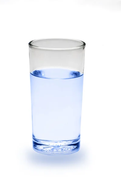Vidrio con agua sobre fondo blanco — Foto de Stock
