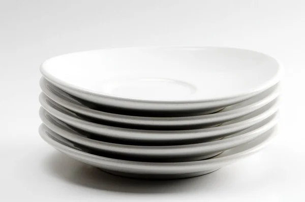 Πιάτα, πιάτα σε άσπρο φόντο — Φωτογραφία Αρχείου