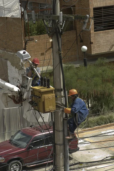 电业工程人员修复电力线路 — 图库照片