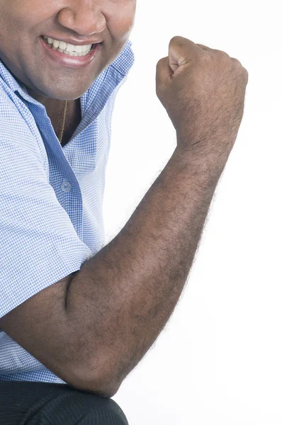 Muž ukazuje symbol vítězství pěst handshake podnikání — Stock fotografie