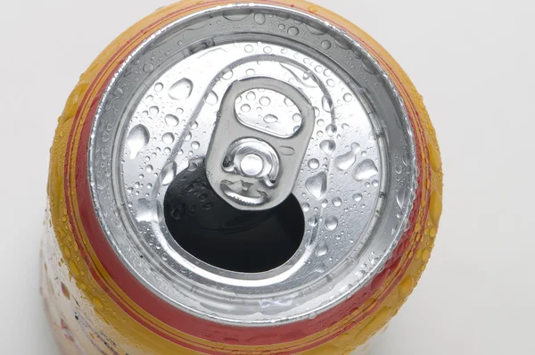 Otevření plechovky od piva s pojistným kroužkem — Stock fotografie