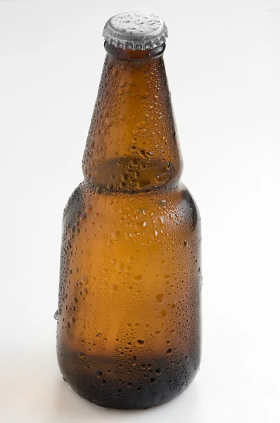 Pivní láhev čepice na bílém pozadí — Stock fotografie