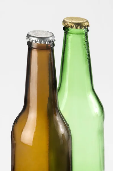 Garrafas de cerveja verde e amarelo — Fotografia de Stock