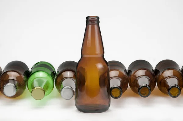 Pivní láhve s zelené a žluté čepice — Stock fotografie