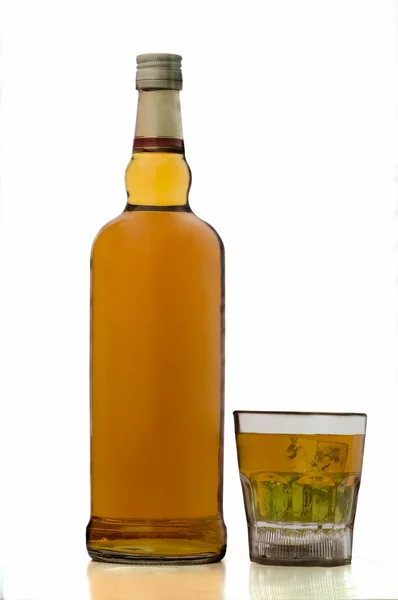 Bere bottiglia di whisky isolato — Foto Stock