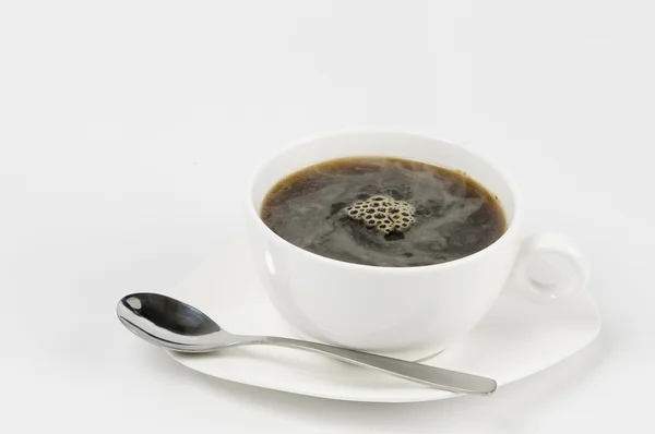 Piatto tazza di caffè rosso piatto bianco e sfondo bianco — Foto Stock