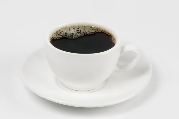 Taza de café negro con placa de fondo blanco y placa — Foto de Stock