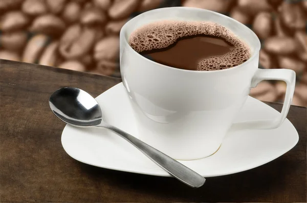 Weiße Kaffeetasse mit Kaffeebohnen Hintergrund — Stockfoto