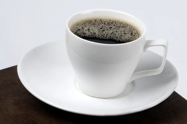 Tazza di caffè piatto bianco e sfondo bianco — Foto Stock