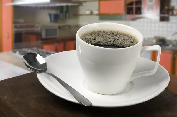 Caneca de café branco com fundo de cozinha — Fotografia de Stock