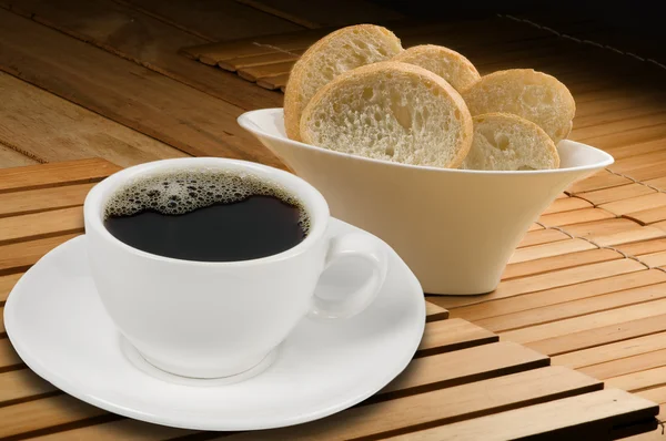 Copo de café branco com pão — Fotografia de Stock