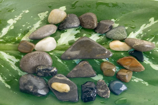Zen taşlar renkli levha yüzeyine piramit — Stok fotoğraf