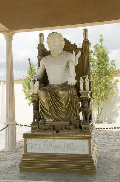 Статуя короля на его троне — стоковое фото