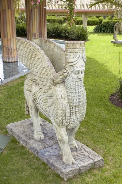 Статуя льва с фигурой человека — стоковое фото