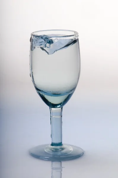 Splash en una copa de condizionata de agua — Foto Stock