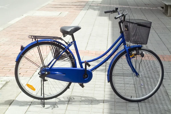 Blauwe fiets op fietspad — Stockfoto