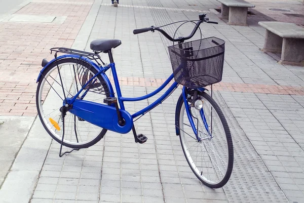 Blauwe fiets op fietspad — Stockfoto