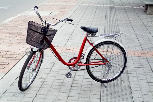 Rode en zwarte fiets fietspad — Stockfoto