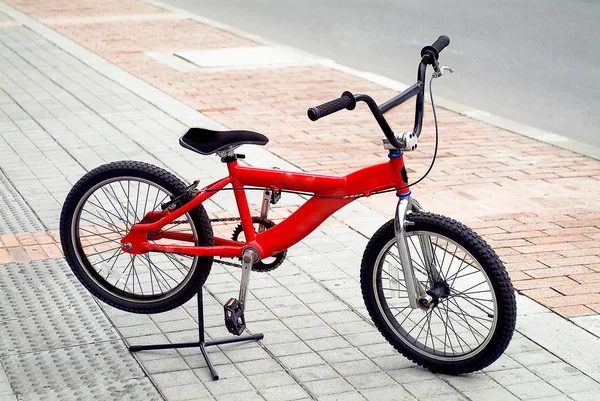 Rode en zwarte fiets fietspad — Stockfoto