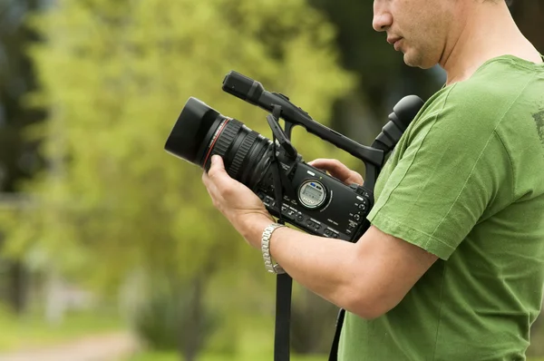 Homme avec caméra vidéo dans les mains Photo De Stock