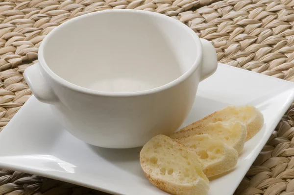 Taxa de sopa com fundo isolado branco conjunto de tabela vazio — Fotografia de Stock
