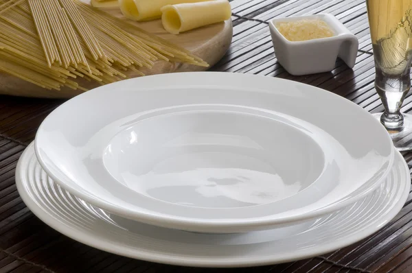 Placa vacía aislada sobre fondo blanco mesa preparada espaguetis Empty pla — Foto de Stock