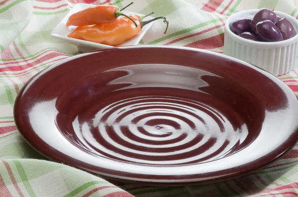 Placa de vacío púrpura aislada en la mesa de fondo blanco preparado en — Foto de Stock