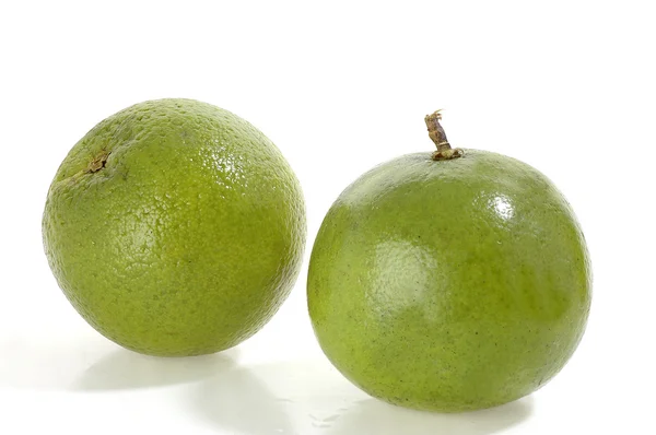 Schijfje citroen met waterdruppels op wit wordt geïsoleerd — Stockfoto