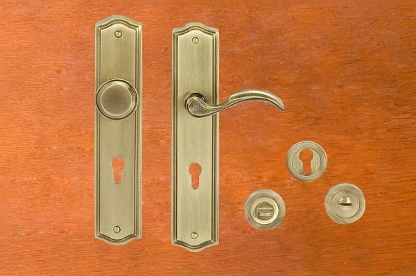 锁定，木门上的现代和安全的锁 — 图库照片