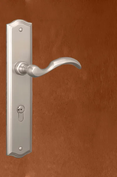 Kilit, ahşap bir kapı üzerinde modern ve güvenli kilit — Stok fotoğraf