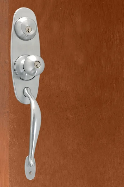Κλειδαριά, το σύγχρονο και ασφαλές κλείδωμα σε μια ξύλινη πόρτα — Φωτογραφία Αρχείου