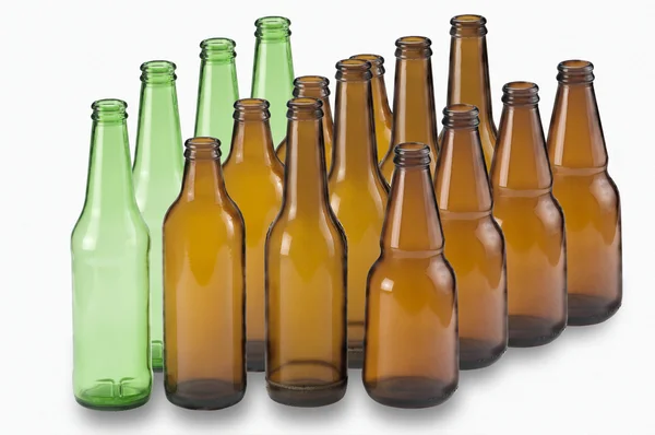 Garrafas de cerveja no fundo branco — Fotografia de Stock