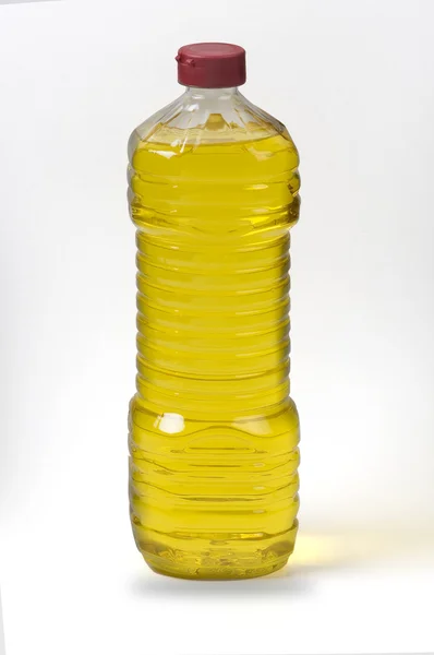 Amour aux olives et une bouteille d'huile d'olive isolée sur blanc — Photo