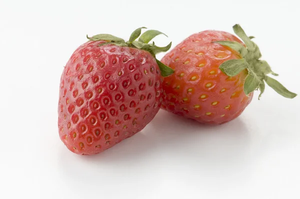 成熟的草莓隔离 — 图库照片