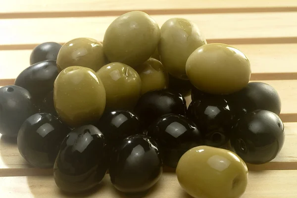 Zwarte en groene olijven — Stockfoto