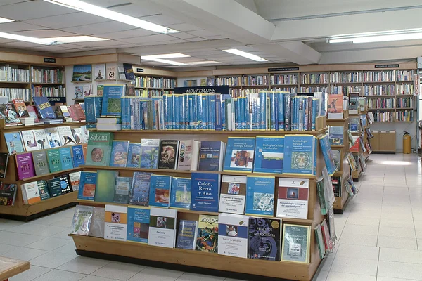 Knihy v knihovně, knihovna — Stock fotografie