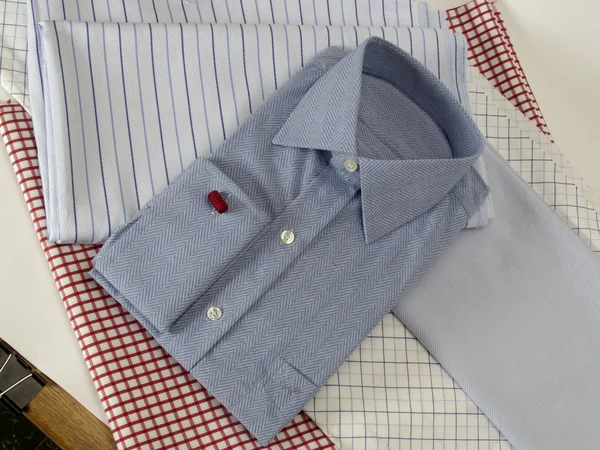 På en blå skjorta kritstrecksrandigt — Stockfoto