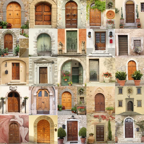 Обои с винтажными дверями в Италии — стоковое фото
