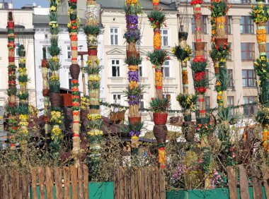 Paskalya Krakow (Rynek) ana pazar meydanında palmiyeler