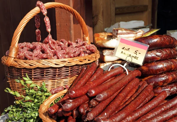 Kiełbaski na sprzedaż na rynku żywności w Kraków, Polska, Europa — Zdjęcie stockowe